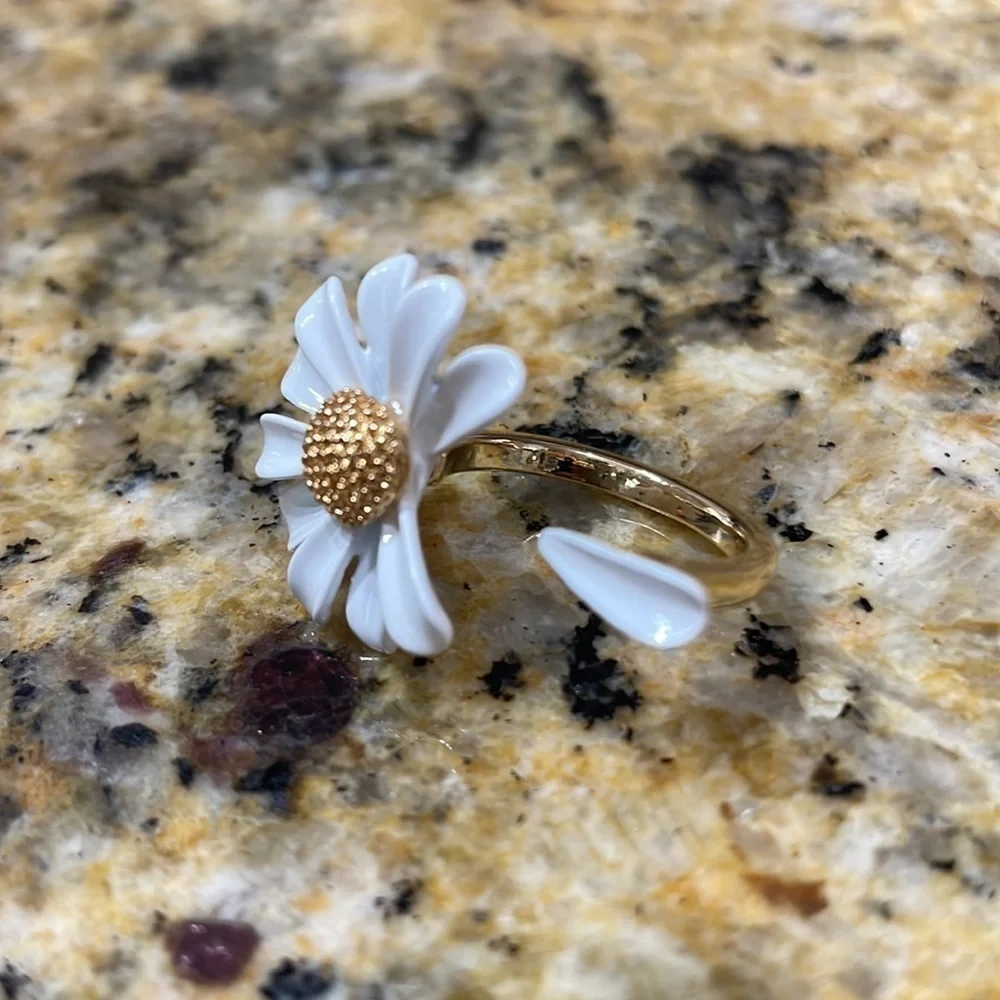 Into The Bloom Daisy Flower Ring - Picture 6 of 12